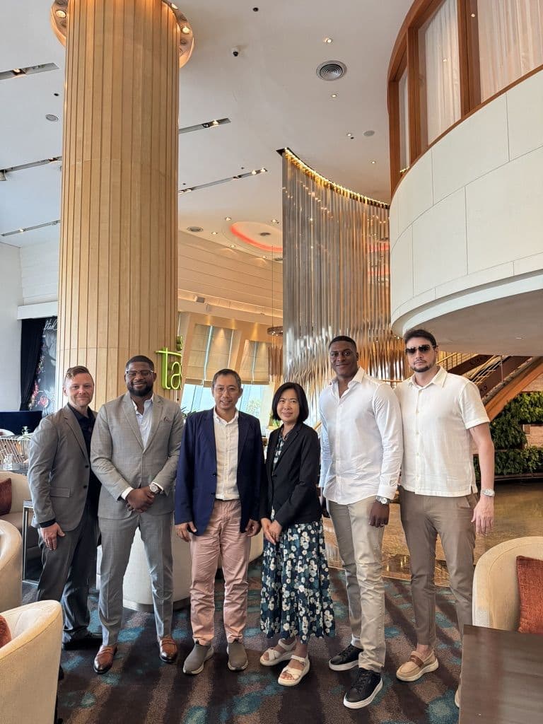 Patrick Che with OMNIX founder Phakaphat Charoenyying and the VS Innovation leadership