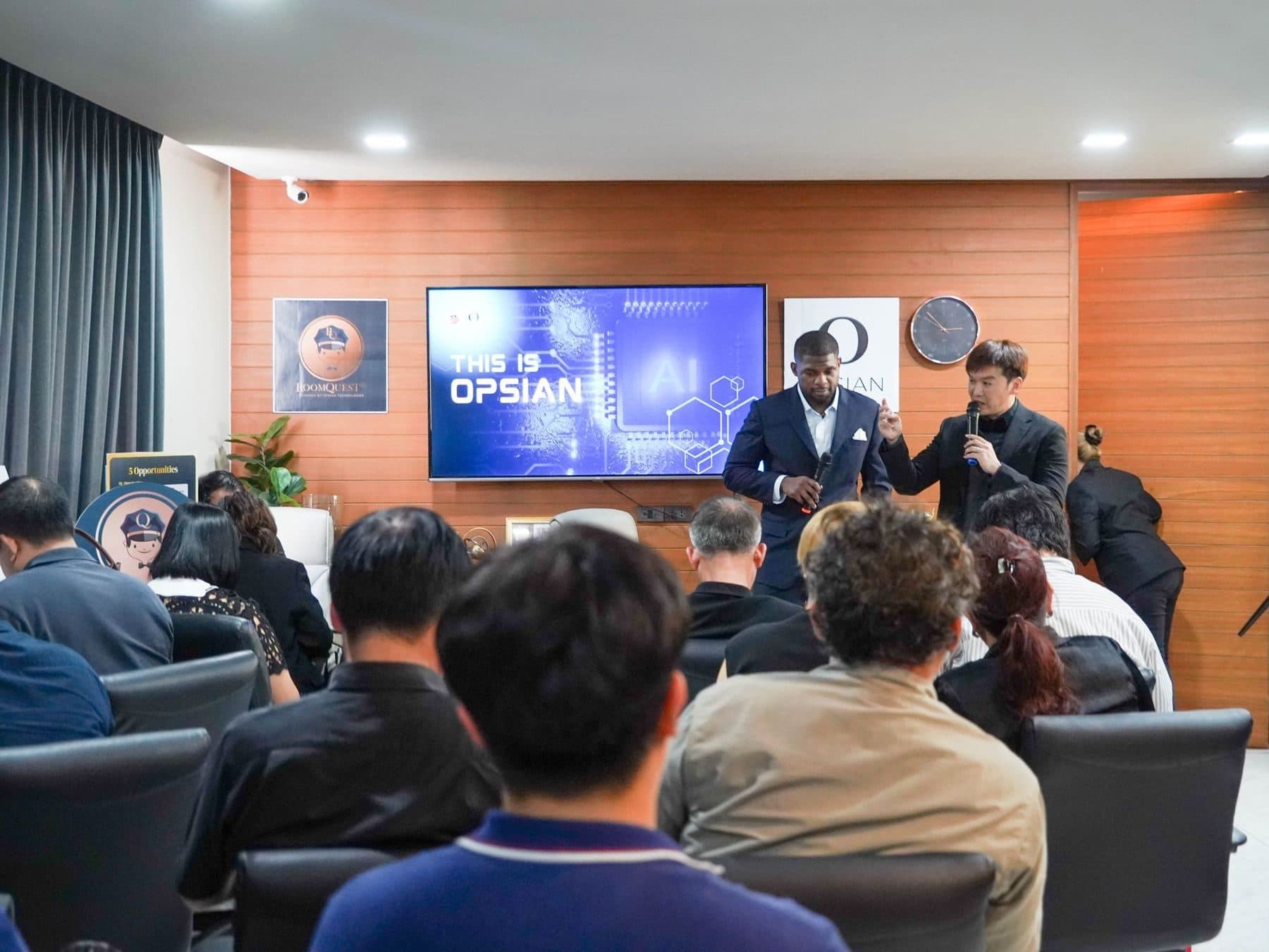 Patrick Che presenting Opsian to an audience